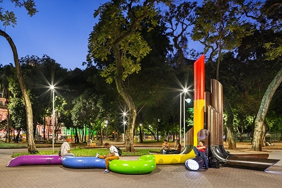 Escultura de Guto Requena que ocupou temporariamente a Praça da República em 2019, que reproduziu trechos de depoimentos de ativistas LGBTQIA+. Guia Gay São Paulo